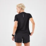 تی شرت ورزشی زنانه دویدن دکتلون مدل Run 100- پشت مدل نزدیک مشکی