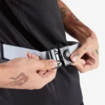 کیف کمری دویدن دکتلون مدل Basique 2 مناسب گوشی و کلید- جزئیات کمربند خاکستری