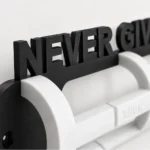 نگهدارنده مدال Never Give Up با طراحی مدرن و نصب دیواری