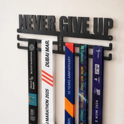 نگهدارنده مدال Never Give Up با طراحی مدرن و نصب دیواری