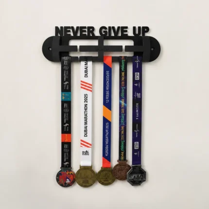 نگهدارنده مدال Never Give Up با طراحی مدرن و نصب دیواری