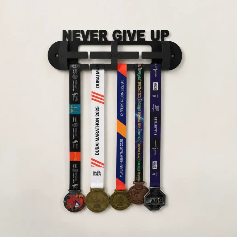 نگهدارنده مدال Never Give Up با طراحی مدرن و نصب دیواری